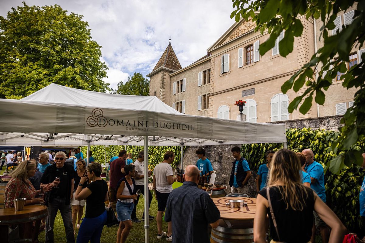 Dardagny (GE), le 31 juillet 2021.
La fête du vignoble. La première édition de cette manifestation s’est déroulée dans la majorité des caves du canton et comme ici au château de Dardagny, où les stands de différents cavistes avaient pris place. Les visiteurs ont ainsi dégusté les vins dans un magnifique cadre. ©Pierre Albouy/Tribune de Genève