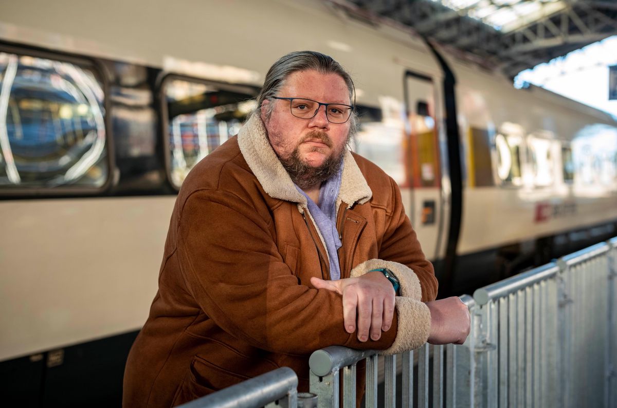 Christophe Grand peut témoigner de la violence dont peuvent être victimes les contrôleuses et contrôleurs dans l’exercice de leur métier. Fin 2020 il avait tenté de s’interposer lors d’une agression gratuite, pour laquelle les auteurs viennent d’être condamnés.