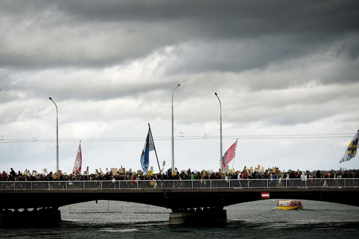 Les défilés politiques sur le pont du Mont-Blanc doivent devenir moins fréquents, selon le Conseil d’État.