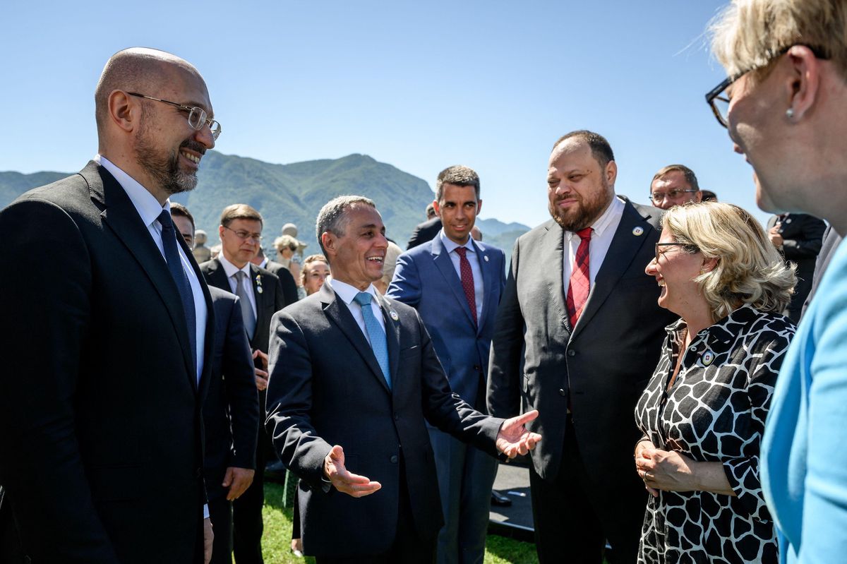 Le président de la Confédération, Ignazio Cassis, au milieu de ses «invités». Au premier plan et de gauche à droite: le premier ministre ukrainien, Denis Shmyhal, la ministre allemande de l’économie, Svenja Schulze et le président du parlement ukrainien, Ruslan Stefanchuk.
