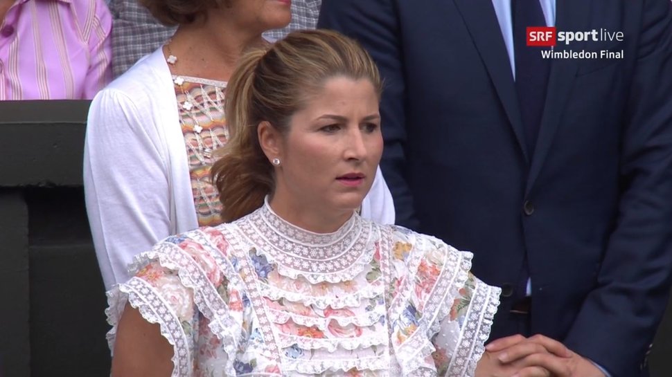 Im Minidress des australischen Designers Zimmermann sitzt Mirka Federer im Centre Court von Wimbledon und hofft auf einen Sieg ihres Ehemannes Roger.