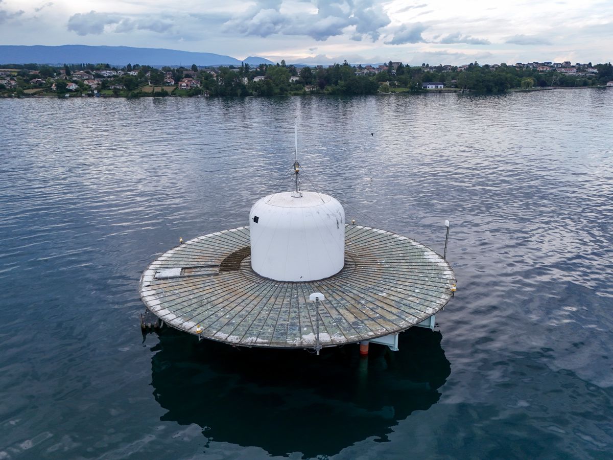 Saint-Prex, le 12 juillet 2024, La radio balise de Saint-Prex (appelée la "boule") ne sera bientôt plus en fonction. Elle émet un signal  pour les avions qui doivent se diriger dans l'axe de la piste de Genève-Cointrin. ©Florian Cella/24h