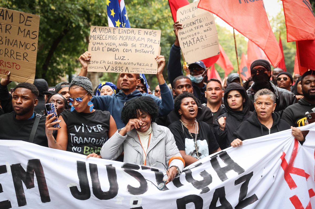 Manifestants à Lisbonne protestant contre la violence policière avec des pancartes et une banderole portant 'Justice et Paix'. L'évènement est organisé par le mouvement Vida Justa le 26 octobre 2024.