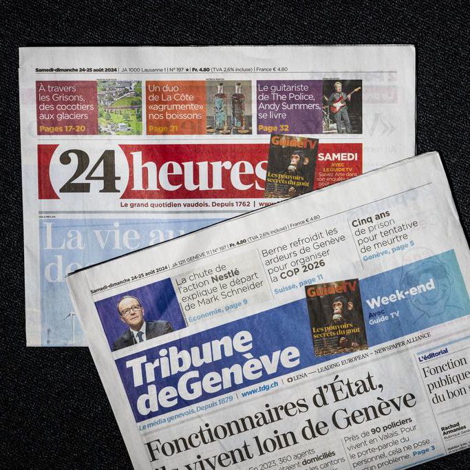 Journaux de Tamedia, 24heures et Tribune de Genève, avec une tasse de café, photographiés à Lausanne le 25 août 2024.