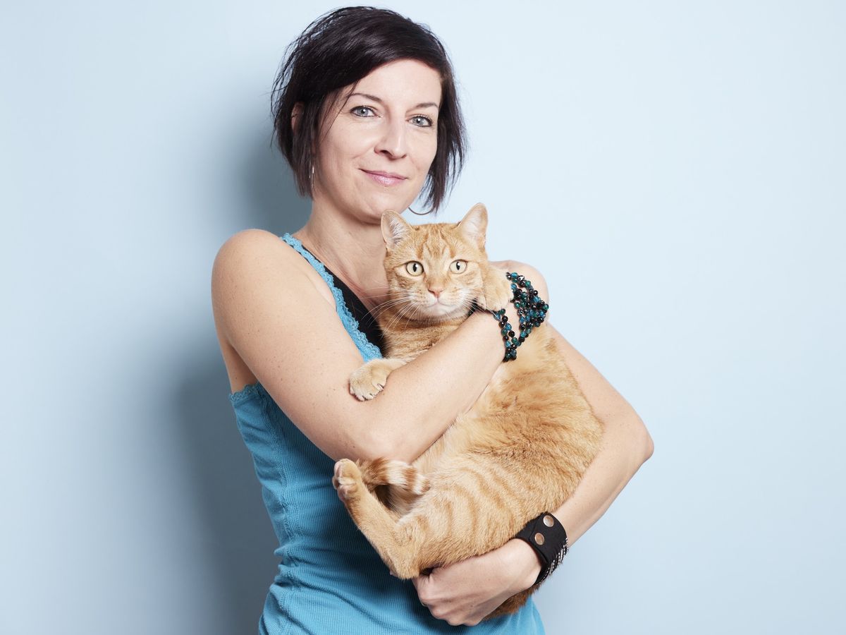 Sabrina Grange avec l’un de ses quatre chats.