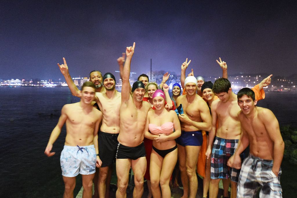 Exploit nocturne: 100 nageurs se baignent dans le lac de Genève