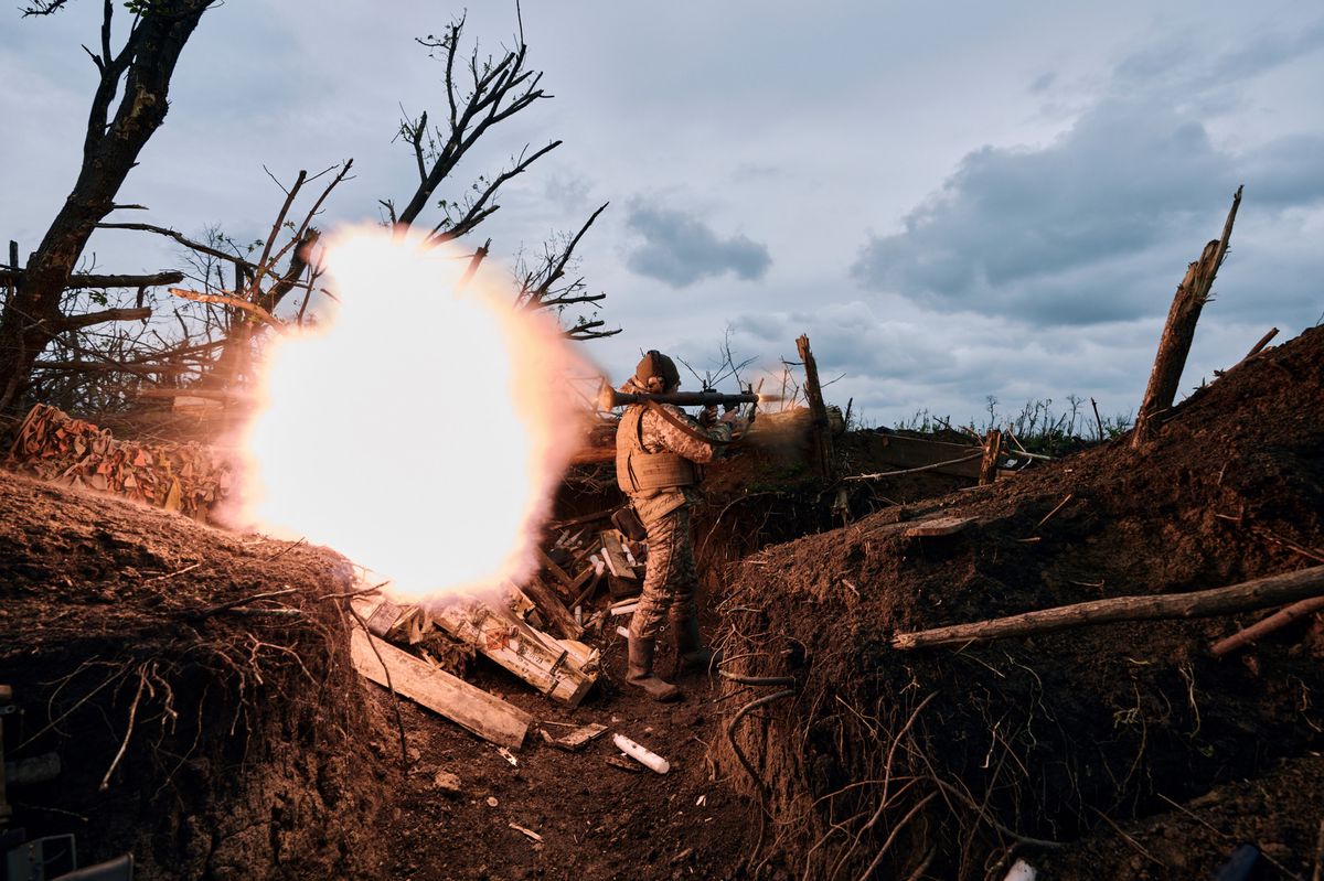 Un soldat ukrainien utilise un RPG en direction des positions russes sur la ligne de front près d’Avdiivka, dans la région de Donetsk, en Ukraine, le vendredi 28 avril 2023.