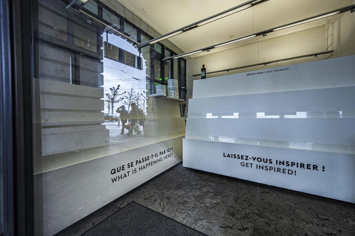 L’espace d’information de Lausanne Tourisme à Ouchy est désormais déserté. Les slogans promotionnels résonnent étrangement, sur les présentoirs désormais 
Photo: Patrick Martin /24 Heures 