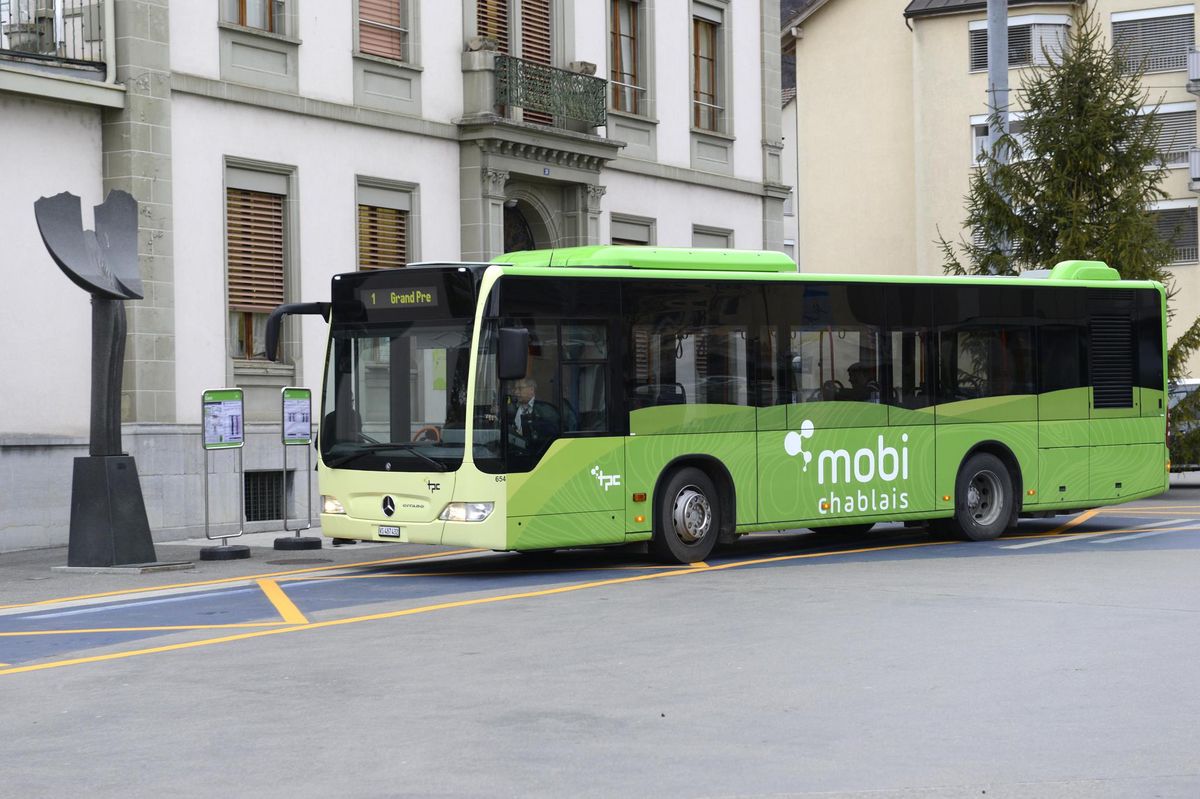 Un bus urbain de MobiChablais sur la place de la Gare d'Aigle.