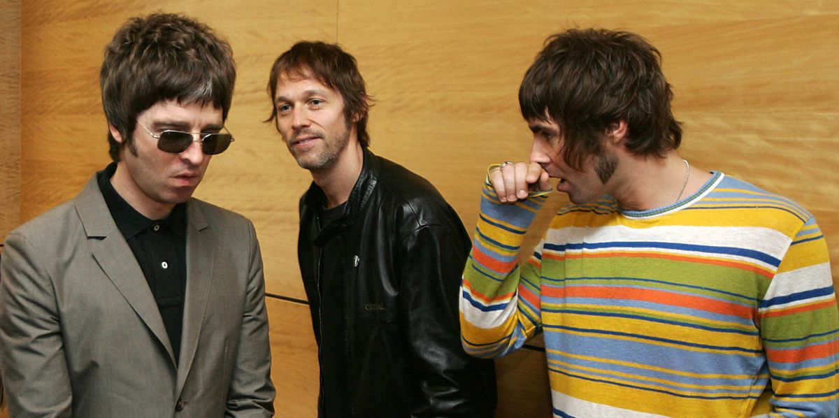 Les membres du groupe britannique Oasis, Noel Gallagher, Andy Bell et Liam Gallagher posent pour une séance photo à Hong Kong, le 25 février 2006.