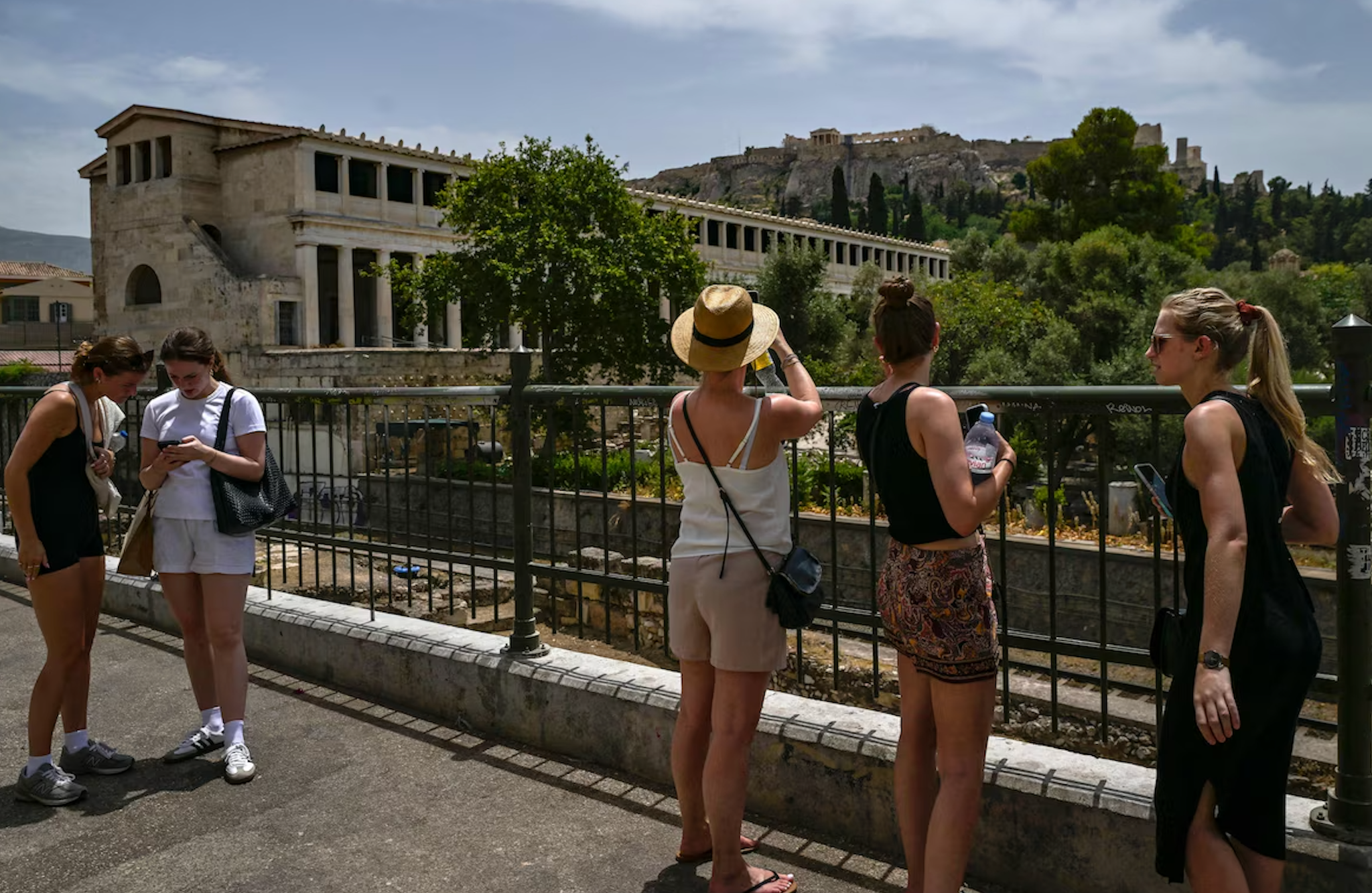 Des touristes sur l’île de Corfou, en Grèce.