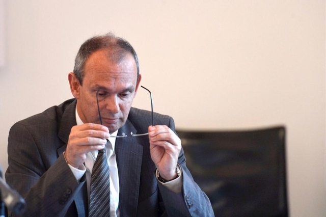 Bleibt im Amt: Der Luzerner Polizeikommandant Beat Hensler an einer Pressekonferenz mit der Sicherheitsdirektorin Yvonne Schärli. (3. Juli 2013)