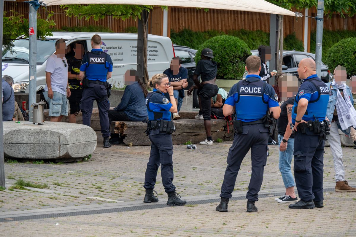 10 juillet  2024     Lausanne,  Reportage avec une patrouille de police concernant le nouveau dispositif de police depuis l'ouverture du local d'injection de la Riponne  les policiers discutent avec des habitués du string   Photo Patrick Martin/24HEURES
