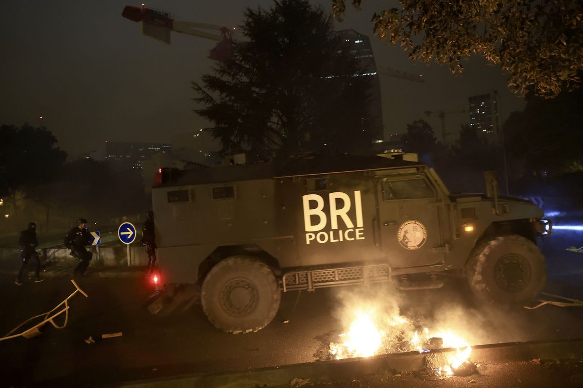 Un camion de la Brigade d’intervention rapide de la police française intervient lors d’émeutes urbaines à Nanterre, en banlieue parisienne, le vendredi 30 juin 2023. 40’000 forces de l’ordre avaient déployées cette nuit-là.