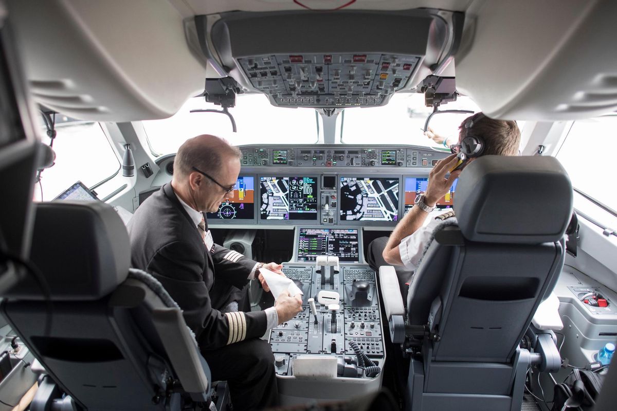 Blick in ein Cockpit eines Bombardier der C Series, am Samstag, 8. Oktober 2016, in Zuerich Kloten. (KEYSTONE/Ennio Leanza)
