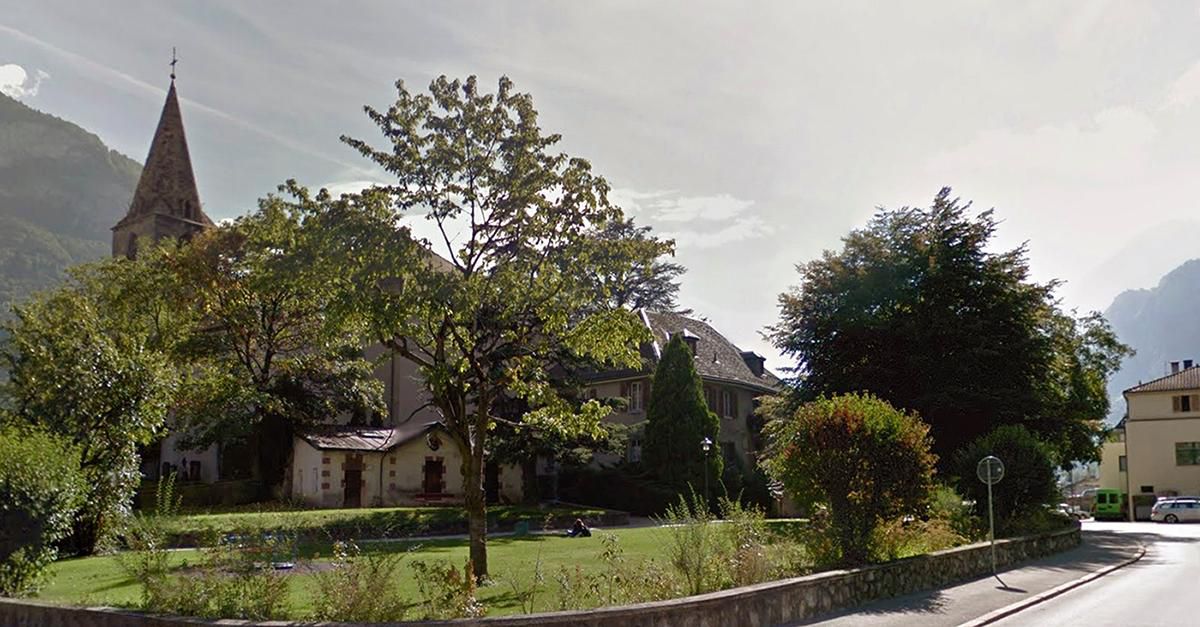 Le Père A. avait reçu et partagé la vidéo incriminée depuis la cure de l’église Saint-Sigismond (au centre ci-contre, sise à 300 m de l’Abbaye de Saint-Maurice), qu’il a occupée de mars à septembre 2020.