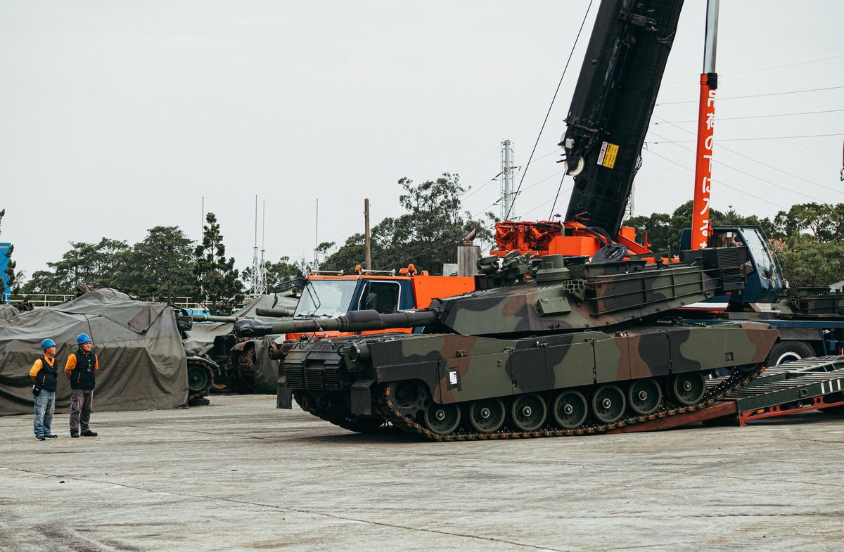 This handout photo taken and released on December 16, 2024 by Taiwan's Ministry of National Defense shows a US-made M1A2 Abrams battle tank rolling down from a trailer at an army armour training centre in Hsinchu County, Hsinchu. Taiwan has received 38 advanced Abrams battle tanks from the United States, the defence ministry said on December 16, as the island boosts its military capabilities against a potential Chinese attack. (Photo by Handout / Taiwan's Ministry of National Defense / AFP) / RESTRICTED TO EDITORIAL USE - MANDATORY CREDIT "AFP PHOTO / TAIWAN'S MINISTRY OF NATIONAL DEFENSE" - NO MARKETING NO ADVERTISING CAMPAIGNS - DISTRIBUTED AS A SERVICE TO CLIENTS