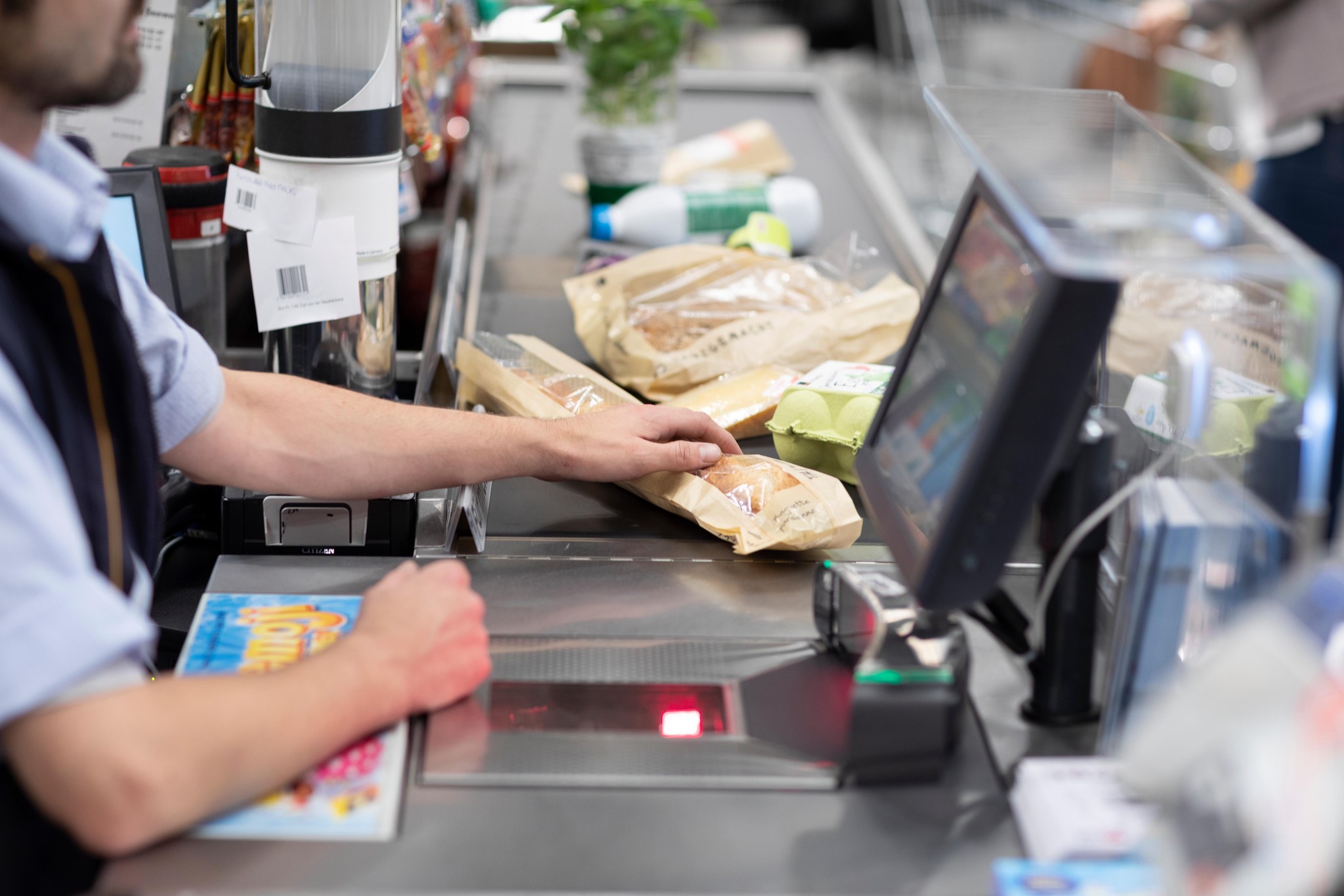 Coop reste loin de Migros en termes de fréquentation, sauf s’agissant des personnes titulaires d’un diplôme universitaire ou d’une haute école qui sont aussi nombreuses dans les deux enseignes.