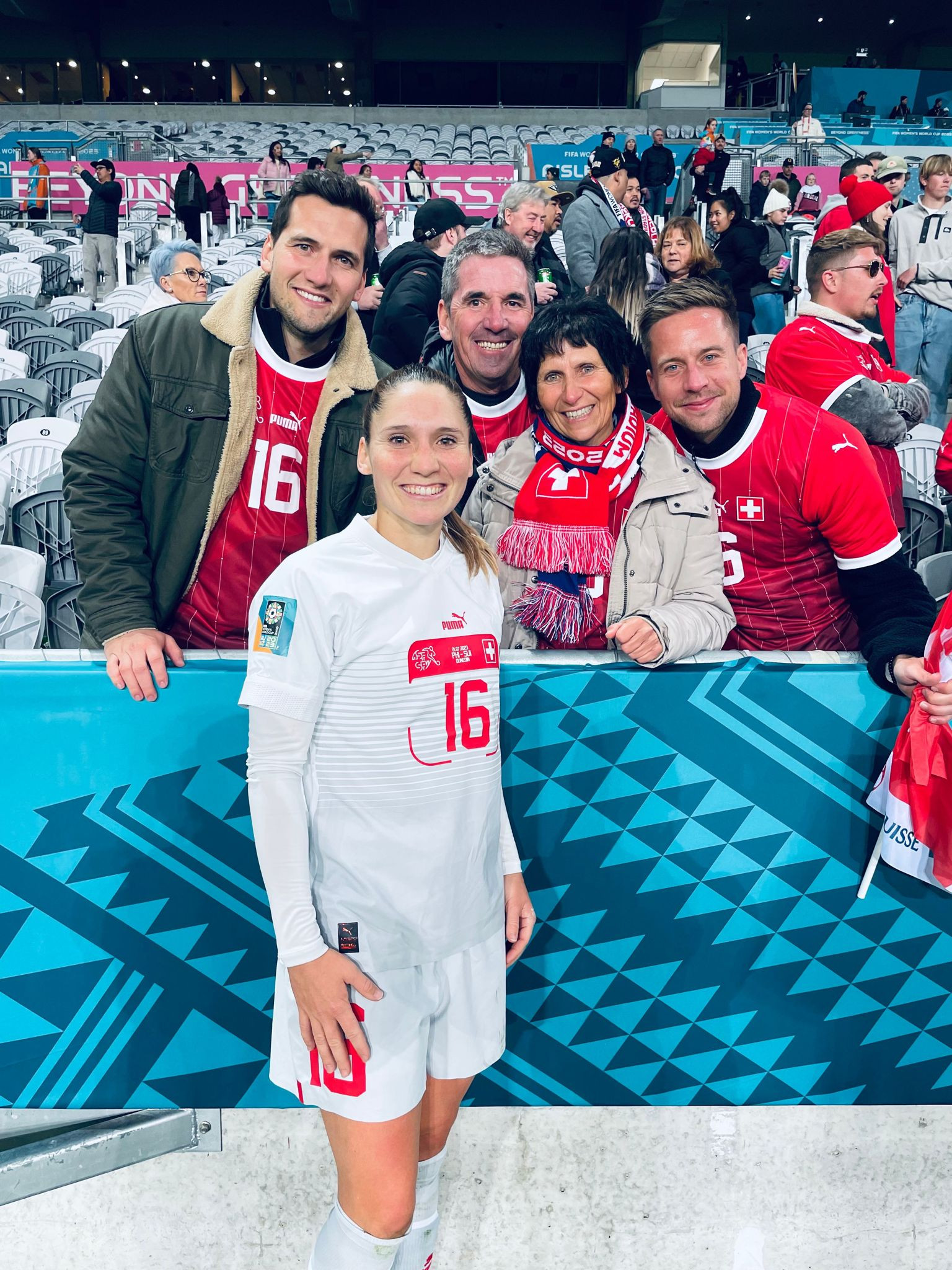 Sandrine Mauron entourée par ses parents, son frère et son compagnon.