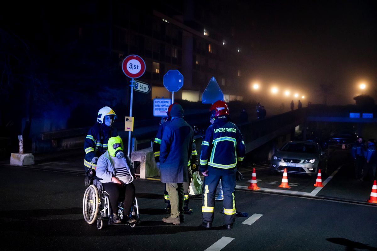 Geneve, le 10 decembre 2021. Un troisieme incendie s est declare dans la Tour du Lignon, au 5 avenue du Lignon . La veille et l avant-veille, deux feux de caves consecutifs ont ete eteint par les pompiers du SIS , au 8 et 9 avenue du Lignon, dans le meme immeuble.  Une personne incommodee par la fumee est emmene par une ambulanciere.  © Magali Girardin