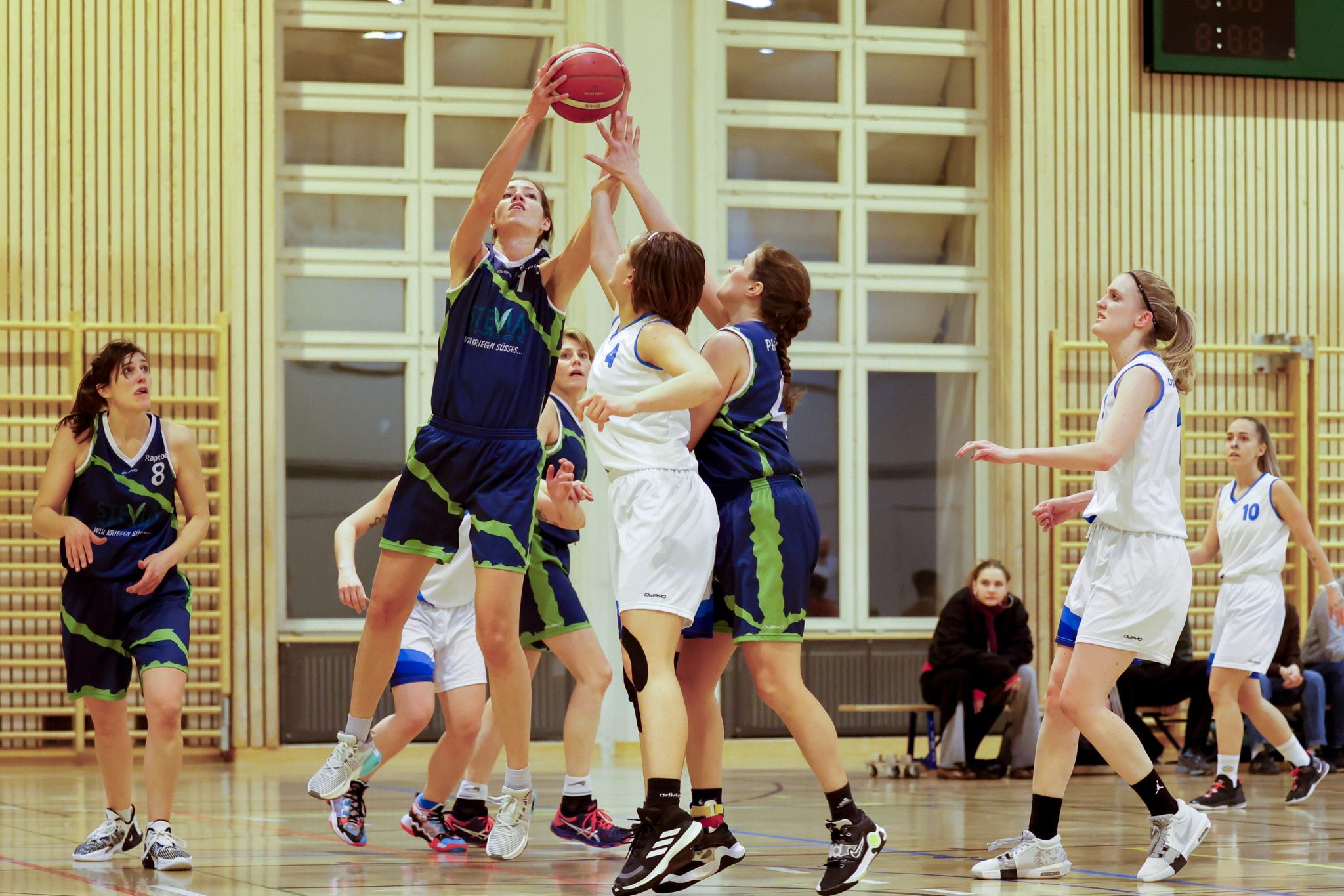Regensdorf Sophie Luise Koester, links, gegen Opfikon Salome Liner waehrend der 1. Liga Meisterschaftspartie zwischen den Opfikon Basket Blizzards und den Raptors Regensdorf am 5. Februar 2024 in Glattbrugg. Foto: Christian Merz
