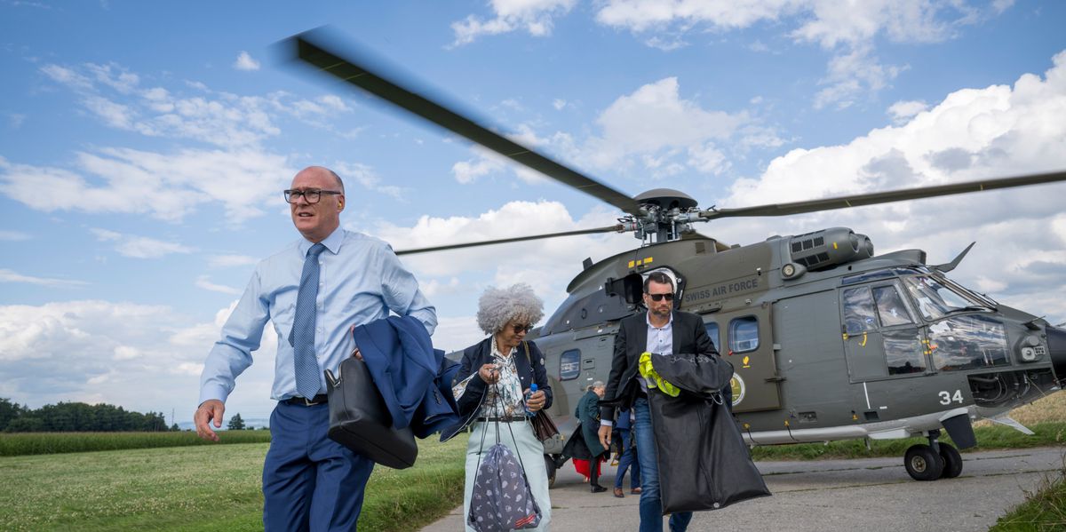 1. August mit dem Verteidigungsminister: Mit Ehepaar Pfister im Super Puma ...