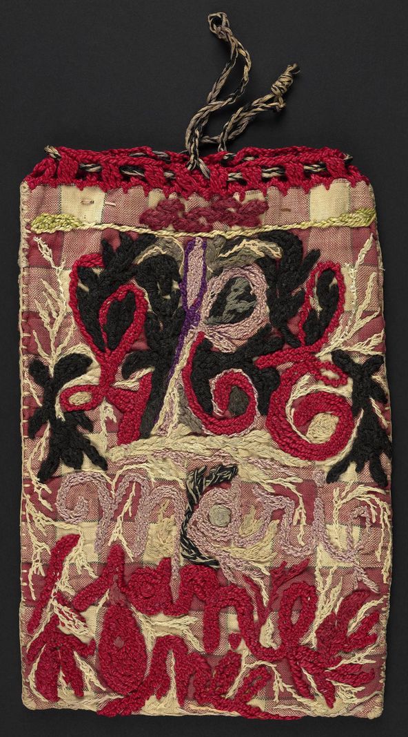 La Collection de l’art brut conserve plusieurs pièces de tissu, de petits étuis, avec le nom de Marie-Jeanne intégré aux broderies.