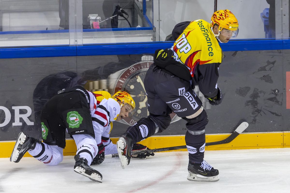 Antti Suomela de Lausanne HC et Teemu Hartikainen de Geneve-Servette HC s'affrontent pour le puck lors d'un match de la Ligue nationale au stade Les Vernets à Genève.
