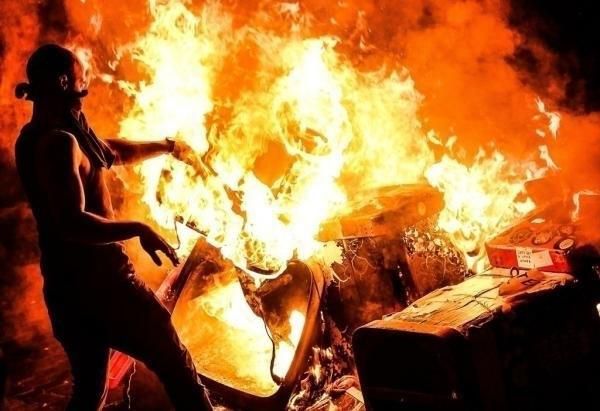 La manifestation qui a dégénéré avait été organisée sous le slogan «Welcome to Hell» («Bienvenue en enfer») et avec une banderole de tête portant le slogan «Pulvériser le G20».