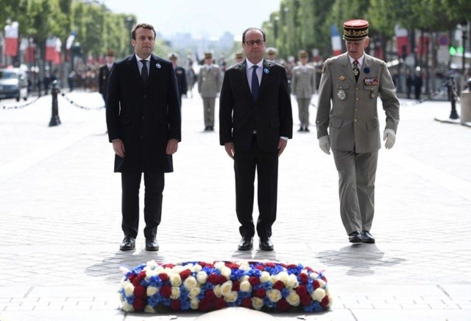 François Hollande et Emmanuel Macron déposent une gerbe ensemble sous l'Arc de Triomphe pour ouvrir les commémorations du 8 mai 1945. (lundi 8 mai 2017) François Hollande et Emmanuel Macron déposent une gerbe ensemble sous l'Arc de Triomphe pour ouvrir les commémorations du 8 mai 1945. (lundi 8 mai 2017)
