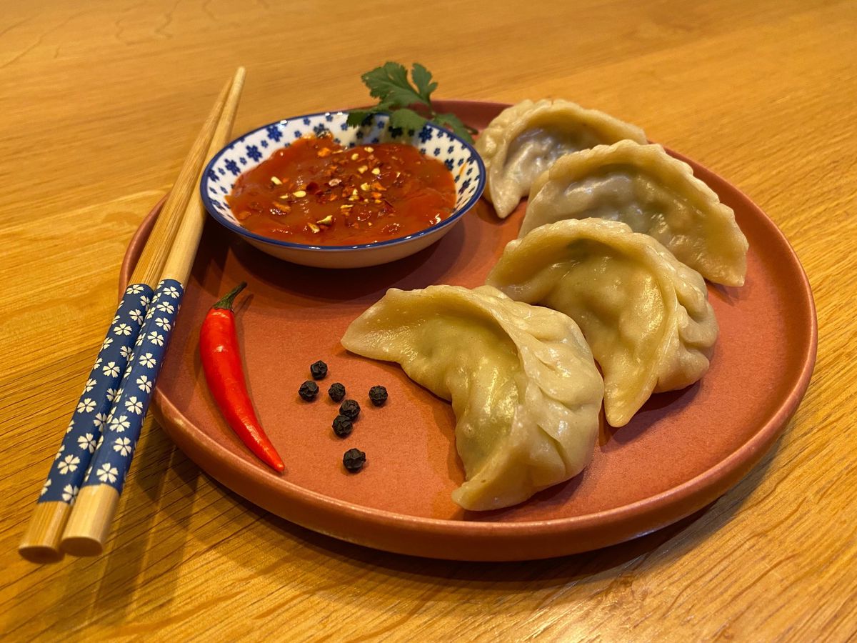Des raviolis tibétains à tremper dans une sauce tomate épicée maison.