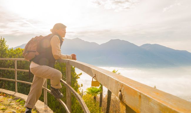 In den Alpen, besonders in engen, Ost-West gerichteten Tälern, blockieren die Berge zwischen Mitte November und Ende Januar die flache Wintersonne.