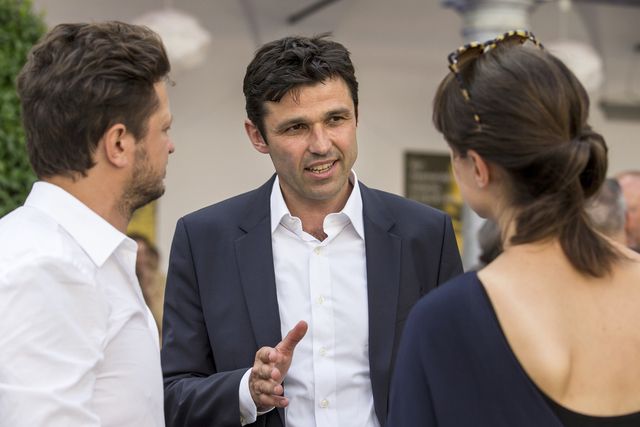 Matthias Aebischer (Mitte) wurde in Bern von den 21 Pro-Velo-Delegierten einstimmig gewählt. (Archivbild)