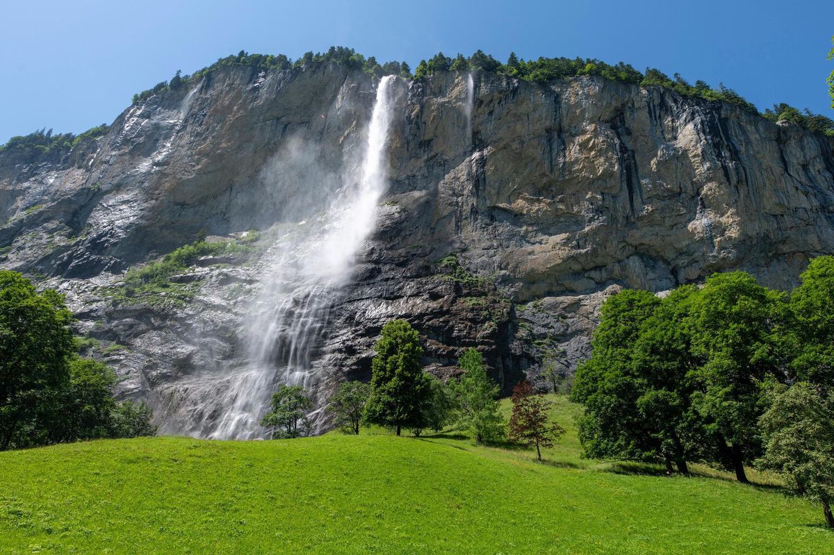 La chute du Staubbach est la troisième plus haute de Suisse. Elle tire son nom de son côté vaporeux, «Staub» signifiant poussière.
