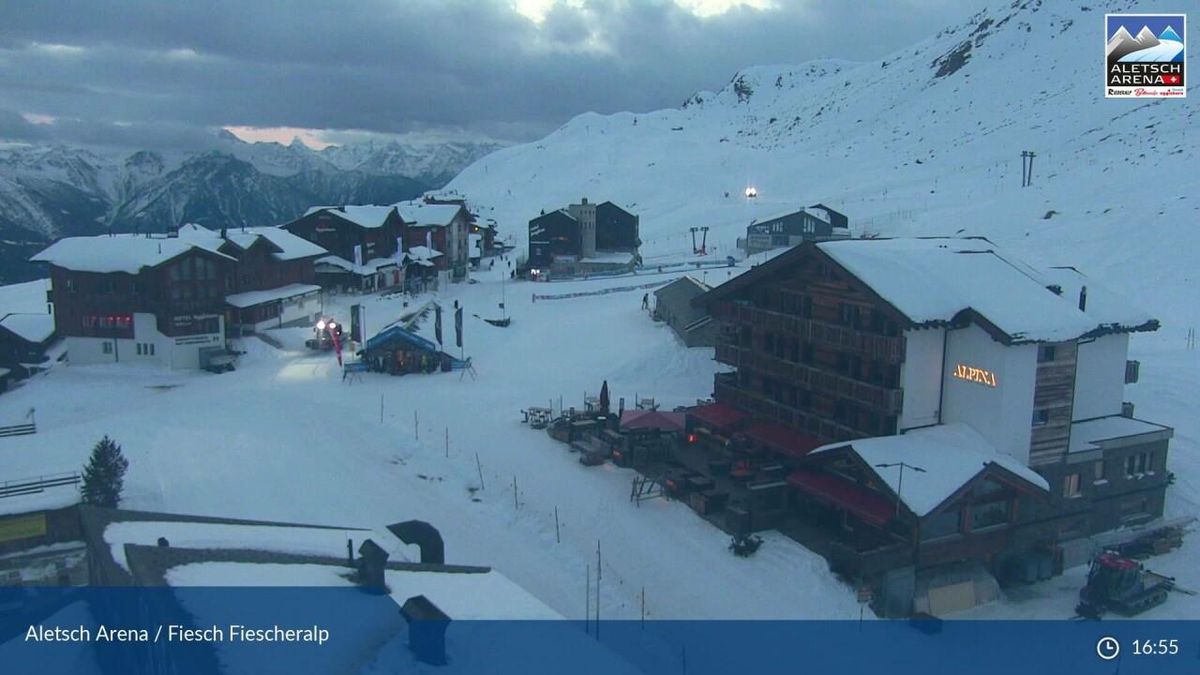 Un cliché de la petite station enregistré quelques minutes après l’accident mortel, à l’heure où les dameuses rentrent dans leur dépôt (en contrebas de la bâtisse au premier plan / hors-champ sur la gauche de cette image)