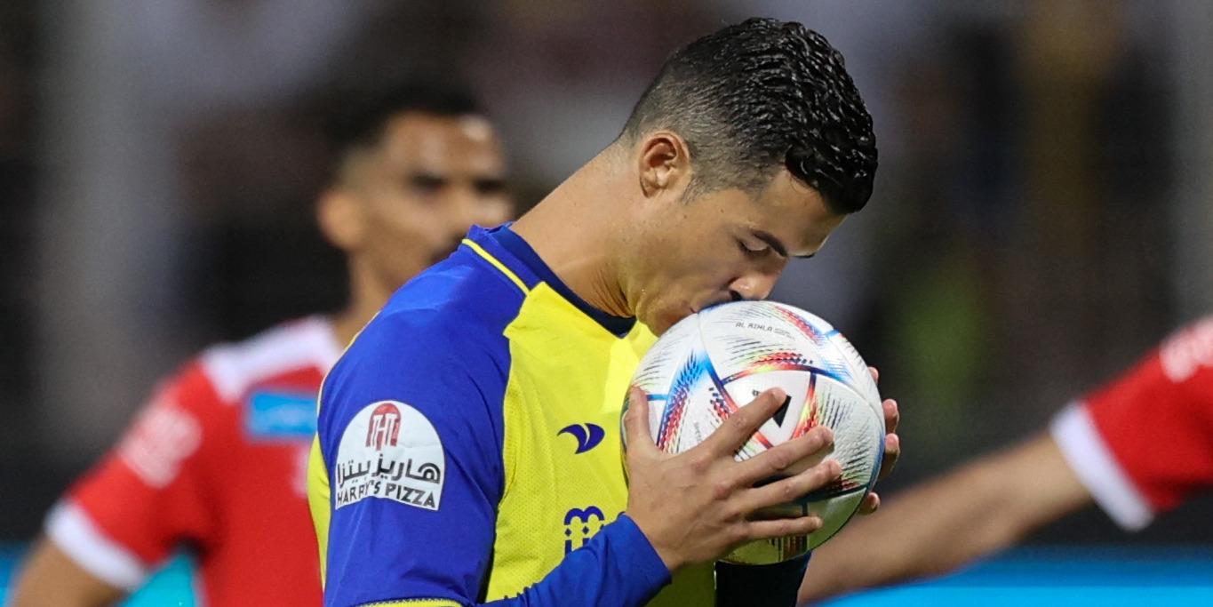 Cristiano Ronaldo küsst den Ball.
