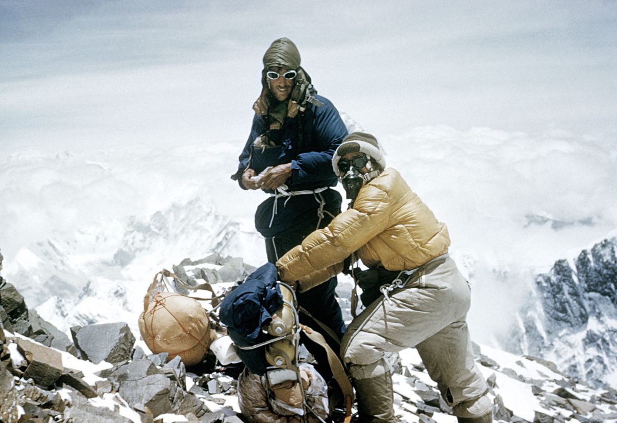 Sir Edmund Hillary et Tensing Norgay approchent du dernier campement avant le sommet de l’Everest, à 8’500 mètres d’altitude, en mai 1953. 