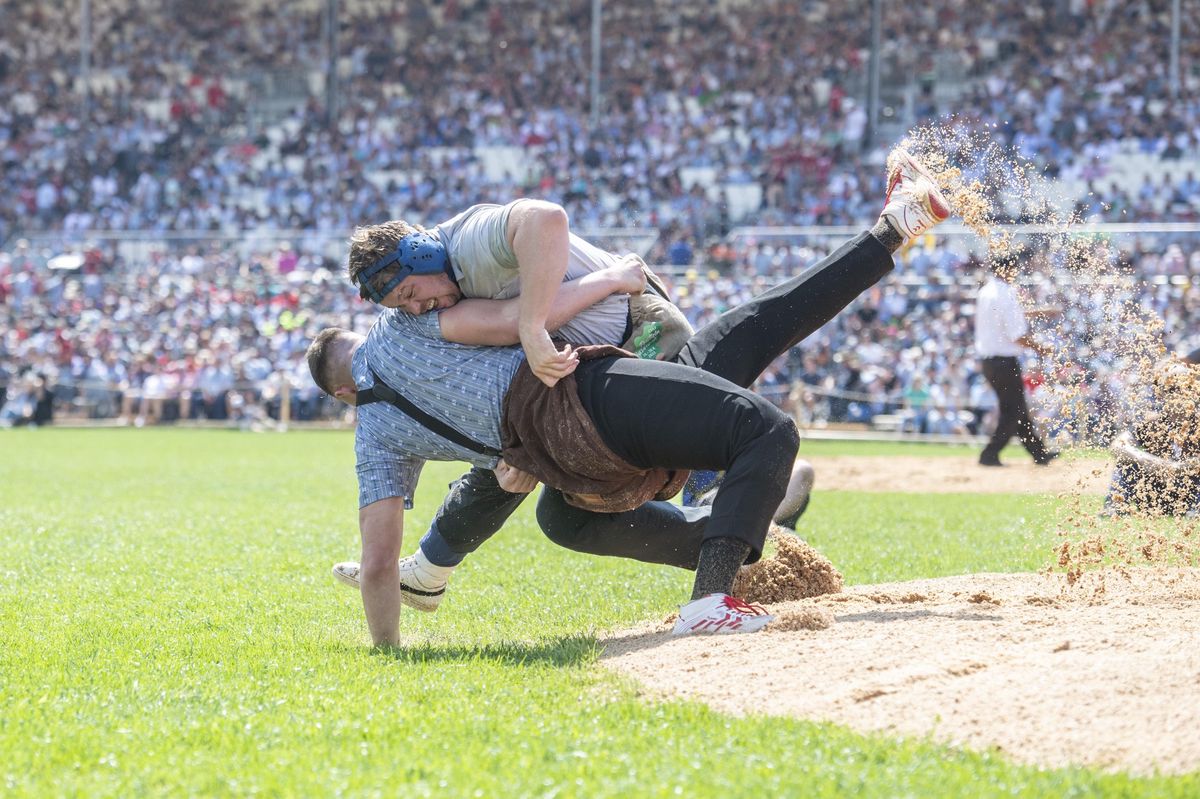La Fête de lutte bat son plein à Pratteln jusqu’à dimanche. Plusieurs lutteurs romands ont déjà été éliminés. 