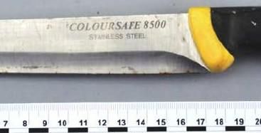 Recherche d'indices sur un couteau lié à un meurtre de 2012