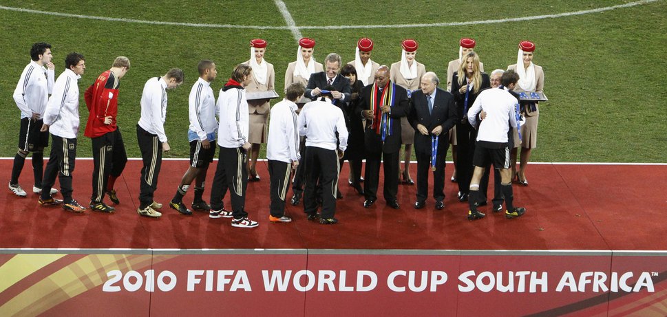 Nach dem dritten Rang an der WM in Südafrika haben die deutschen Fussballer ihren Marktwert um 40 Millionen Euro auf 332,5 Millionen Euro steigern können. Dieser Wert hat transfermarkt.de ausgerechnet. Es handelt sich dabei um eine Wertsteigerung von 13,7 Prozent gegenüber der Phase vor dem Turnier in Südafrika.
