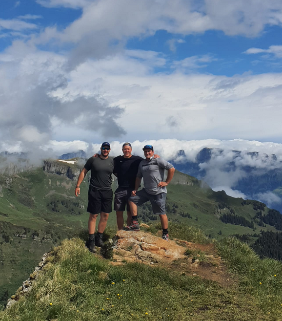 Gipfelstürmer: Auch Wandern gehörte zum Trainingsprogramm von Samir Leuppi, Philipp Lehmann und Beda Arztmann (von links).