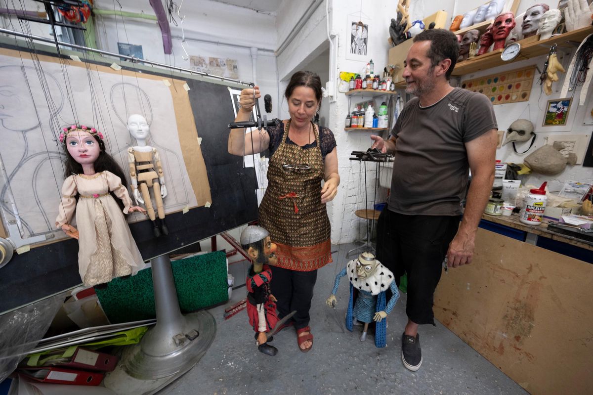 Les artistes Olga Giner et Christophe Kiss dans leur atelier au centre de Rolle, à quelques mètres du château où ils exposent leurs travaux du 29 juillet au 14 août. ©Florian Cella
