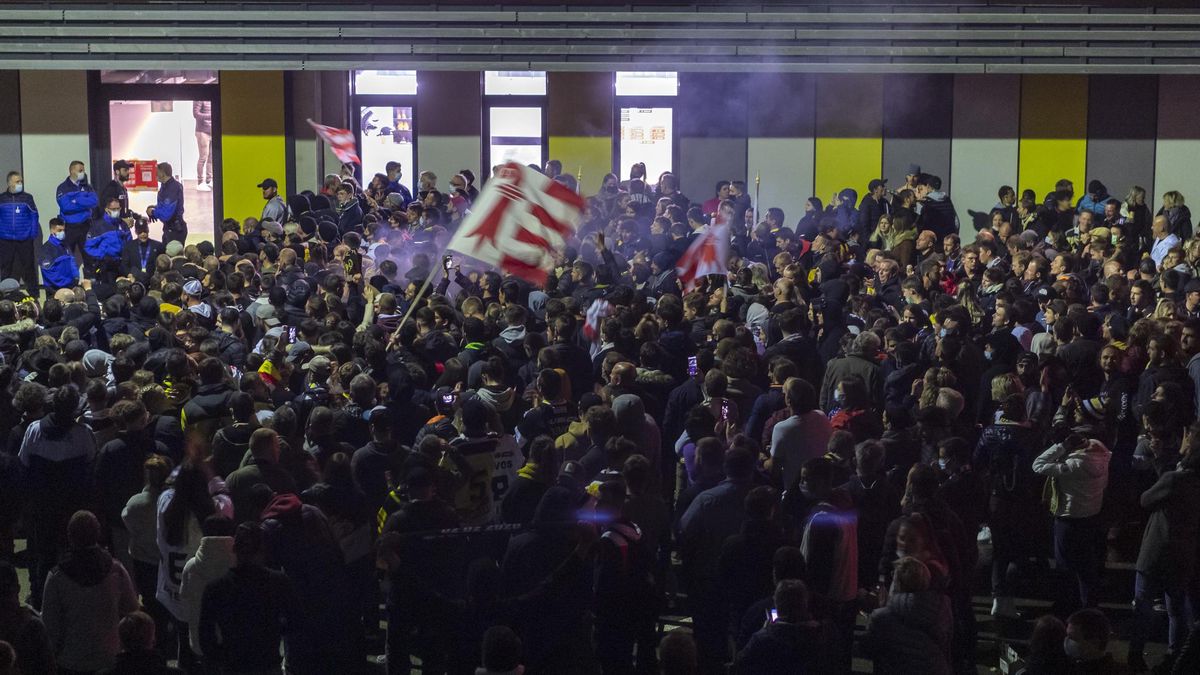 Devant la nouvelle patinoire de Porrentruy, les supporters du HC Ajoie ont célébré la victoire de leur équipe contre Kloten ce mercredi.