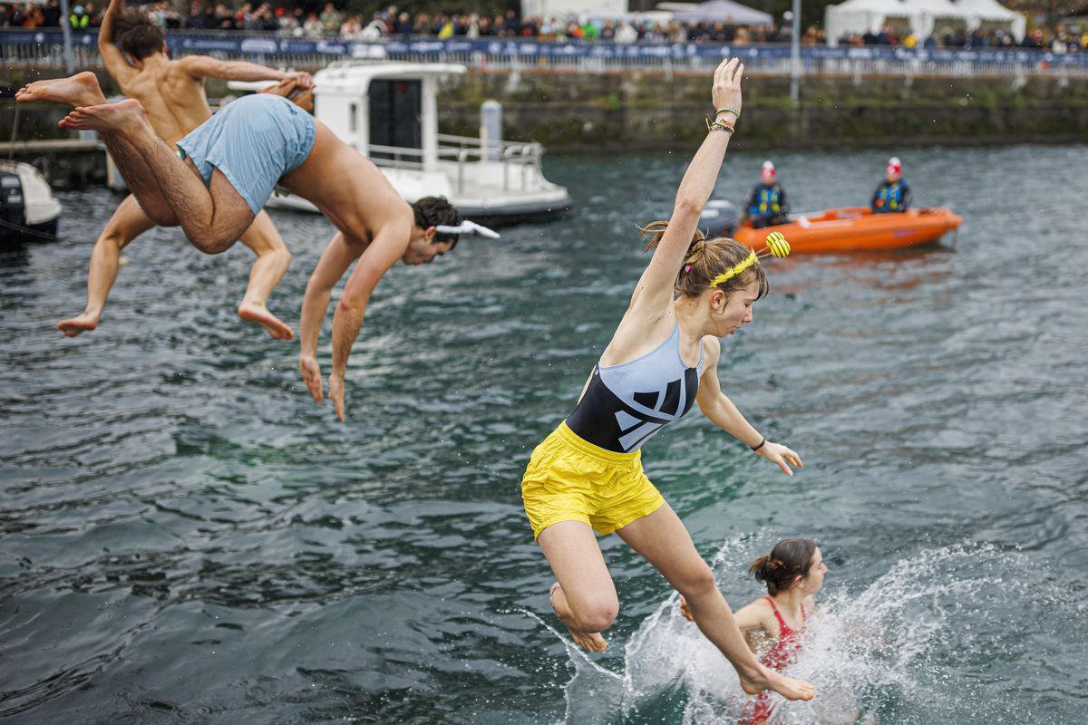 L’eau froide n’a pas découragé les quelques 4000 nageurs qui ont participé à la coupe de Noël à Genève, le 17 décembre. Et si c’était une question de génétique?