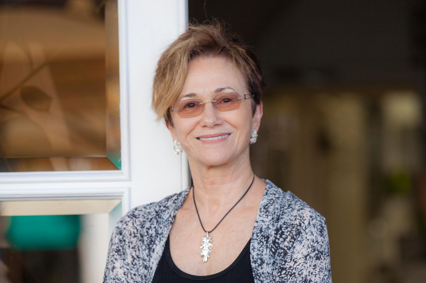 La romancière américaine Elizabeth George Elizabeth George s’empare d’un thème de société pour construire son polar et l’enrichir d’une foule d’implications psychologiques qui titillent le lecteur.