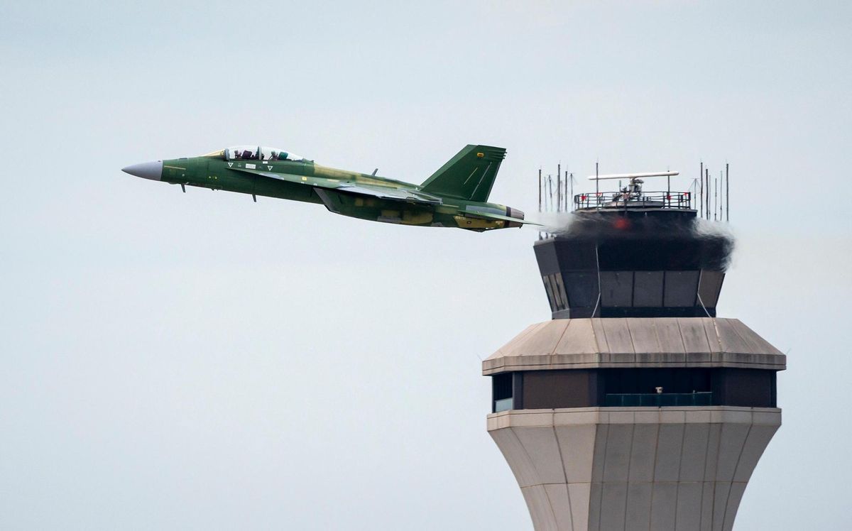 F/A-18 Block III Super Hornet  passant devant la tour de contrôle de l’aéroport de St Louis, où l’appareil effectue ses tests. 
