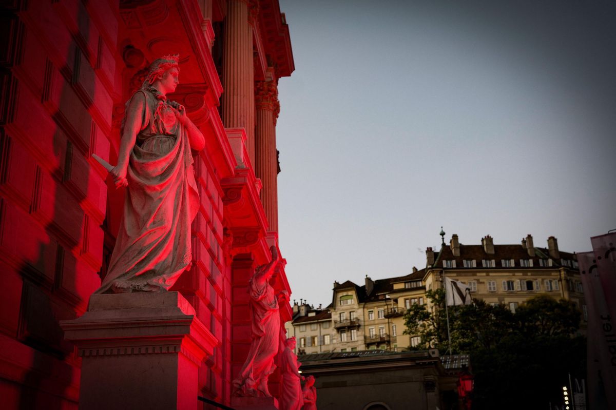 Le Grand Théâtre vêtu de rouge.