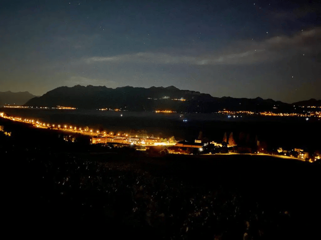 Cette photo prise vers 21h30 par un témoin dans les vignes en dessus de Lutry montre différentes embarcations engagées dans les recherches.
