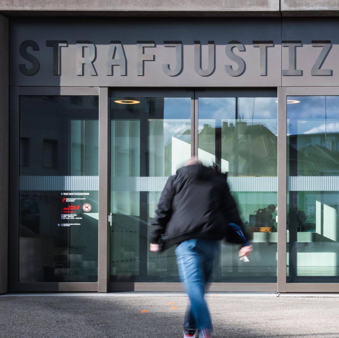 Eingang des Strafjustizzentrums Basel Land in Muttenz, mit einer Person, die darauf zugeht. Aufgenommen am 28. Januar 2020.