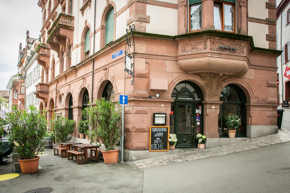 Tapas del Mar schliesst Ende Juni
Das Basler Restaurant geht nach über 20 Jahren zu. Laut der bisherigen Wirtin habe es eine Nachfolgeregelung gegeben. Man habe aber keine Lösung mit dem Vermieter gefunden. Spalenberg, Basel. Montag 03. Juni 2024 Foto © nicole pont


